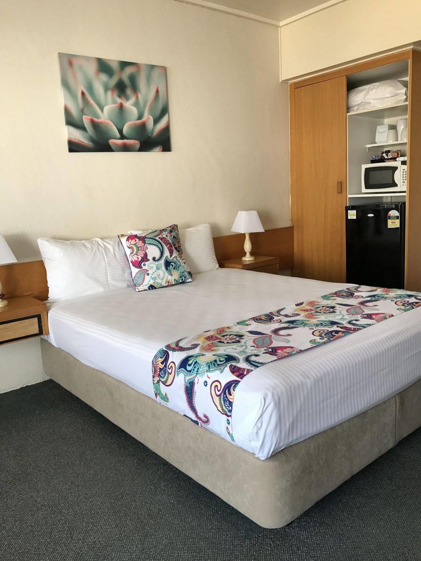 Tropical Gateway Motor Inn Rockhampton Bagian luar foto
