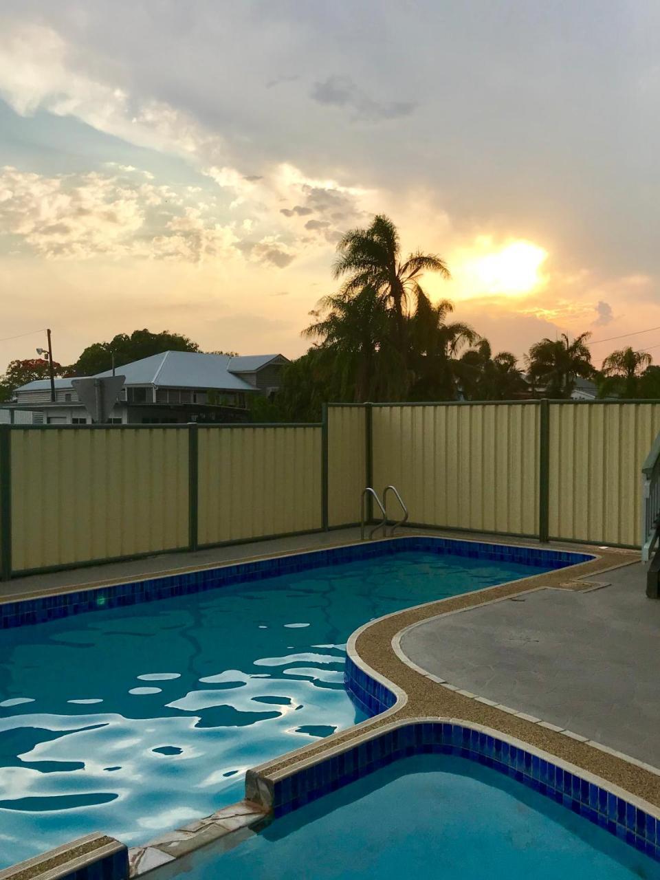 Tropical Gateway Motor Inn Rockhampton Bagian luar foto